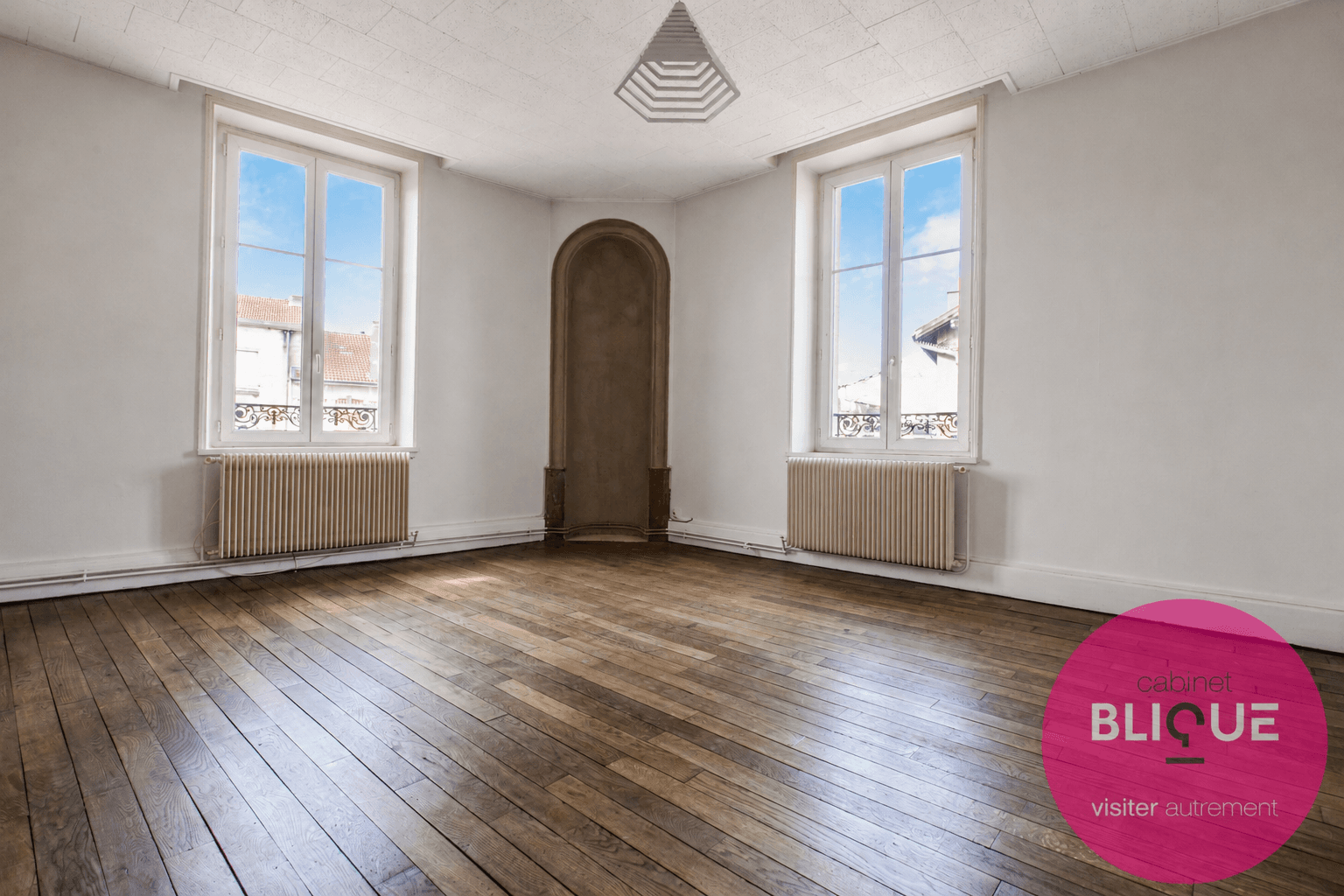 Photo principale - IL A DES PLANS POUR VOUS !